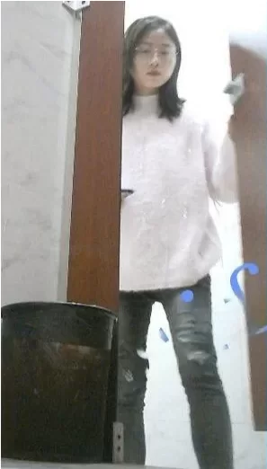 [自行打包] 高校女厕❤️遥控镜头偷拍眼镜学妹估计穿多了热了到厕... [24v+1.53G][百度盘]-福利岛