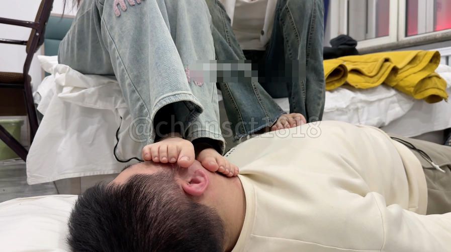 表姐调教足控男奴初体验-福利岛