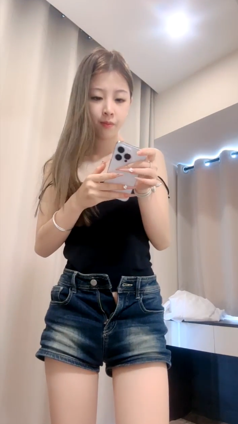 2848 群P淫乱盛宴『小艺同学』好姐妹 一起女上摇摆榨精，淫声荡语环绕 男人终极梦想盛宴 3v