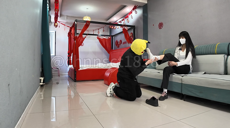 173女生调教足控男奴 踩踏羞辱 白袜裸足-福利岛