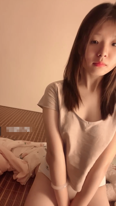 【07十八岁】刚发育的清纯微胖小萝莉 ，慢慢脱光-福利岛