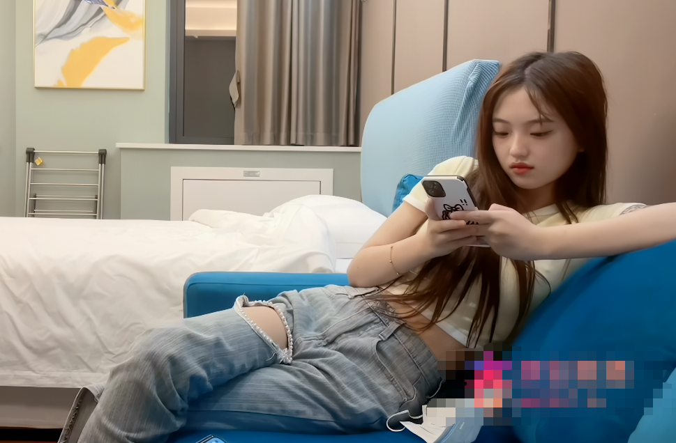 学生妹看起清纯内在闷骚