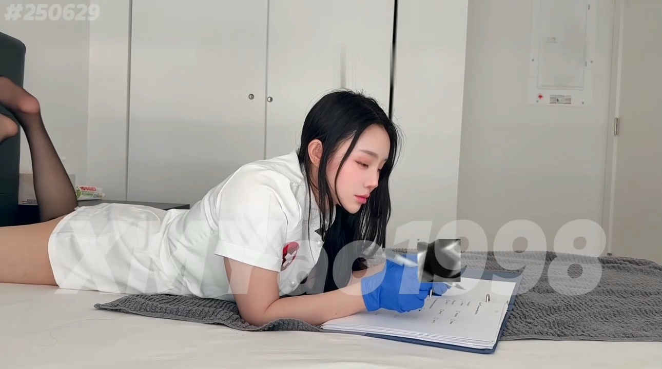 推特性爱大师95后绿帽情侣美腿女王「汐梦瑶」化身风骚女医生进行早泄检查,边问病情边舔屌,病人的精液当脚膜用,每一滴都不浪费-福利岛