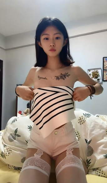 2652 白丝吊带袜小萝莉，秀身材-福利岛