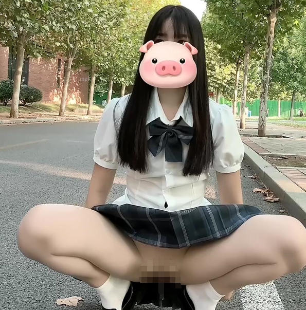 随处尿尿的反差女大『BOBOTU』萝莉风 户外露出 尿尿,老师同学眼中的班长学霸 表面看起来很乖巧可爱