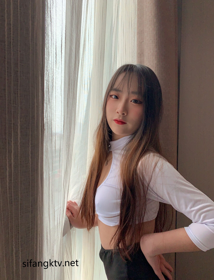 不知名清纯白丝美模被摄影师用肉棒摩擦小穴 【135P10V622M】