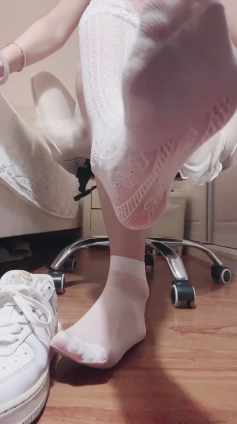 玩物直播爱菜主子-20250615 第一视角-跪在高贵蕾丝袜短袜【1V】【1.22G百度云】