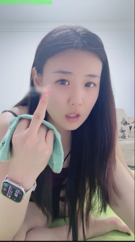 玩物直播夏老师-20250701 第一视角-绿帽剧情躲在衣柜中【1V】【884MB百度云】