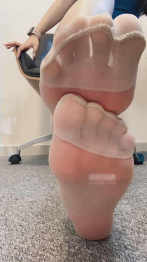 玩物直播黎秋sama-250807 红绿灯棉袜短丝【1V】【942MB百度云】