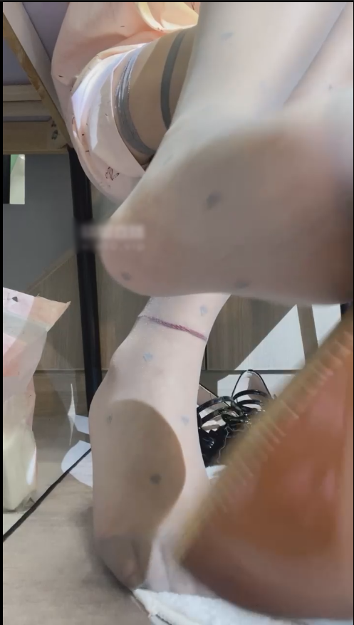 玩物直播柠萌小主-250731 小妈灰丝挑鞋桌下玩弄【1V】【477MB百度云】-福利岛