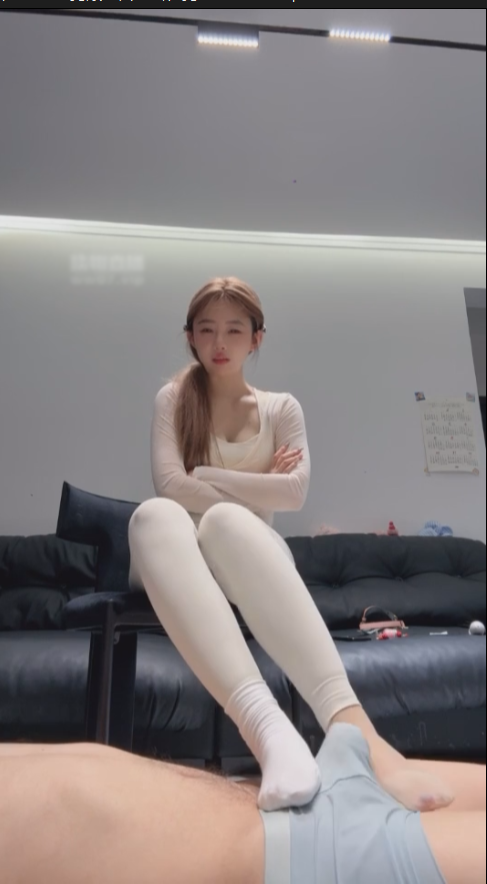 玩物直播一茶-250827 健身后臭袜子调狗酸臭白袜套在狗鸡巴上撸动【1V】【481MB百度云】-福利岛