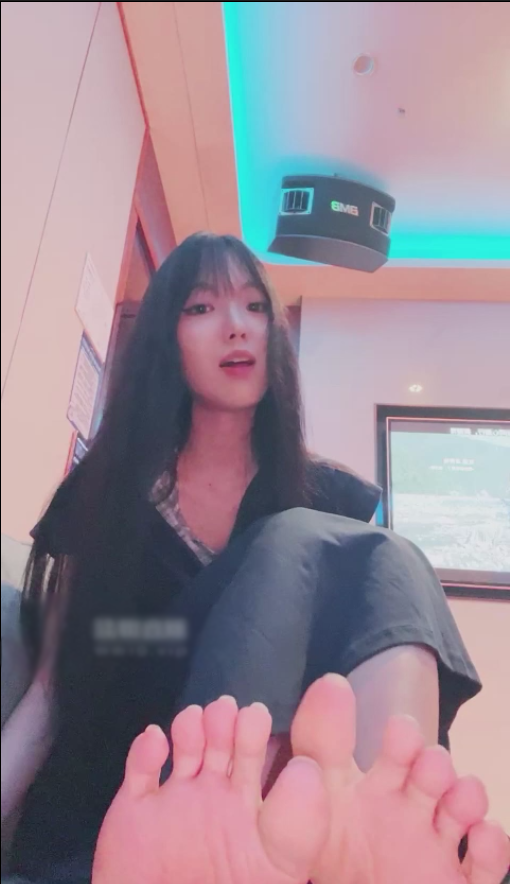 玩物直播女神mio-250806 第一视角-ktv控吸香水羞辱流【1V】【724MB百度云】-福利岛