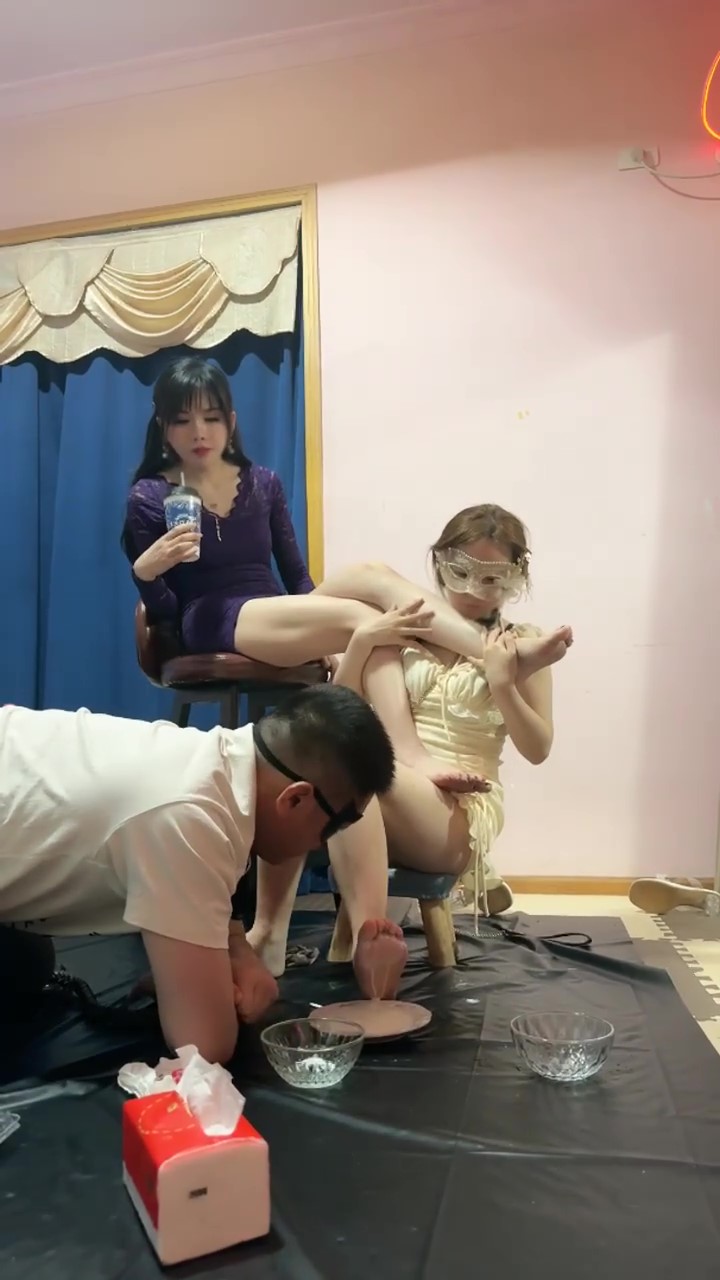 足控伊晨女同学奴下奴女奴1v400mb