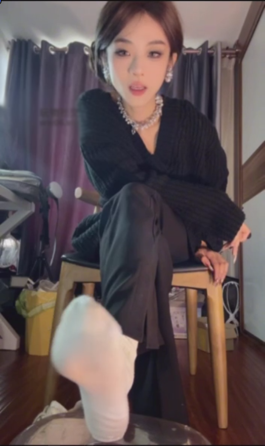 玩物直播不知名美女-超重口白袜羞辱【1V】【595MB百度云】-福利岛