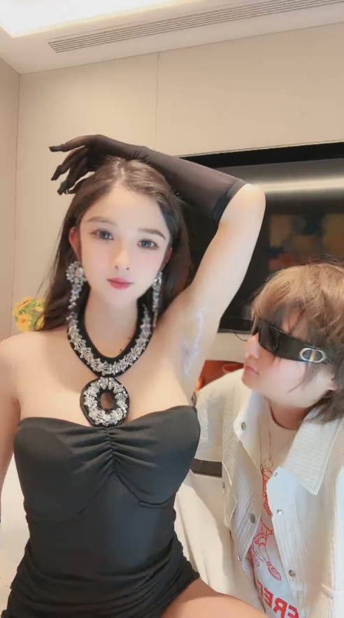 玩物直播一诺大小姐-2025-03-30 制服闺蜜【1V】【488MB百度云】-福利岛
