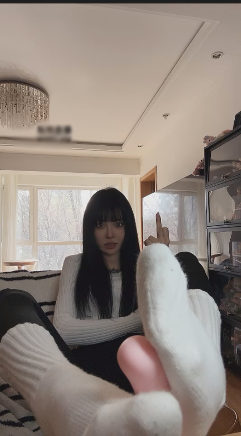 玩物直播安晴-红绿灯 模拟足交诅咒你妈【1V】【477MB百度云】