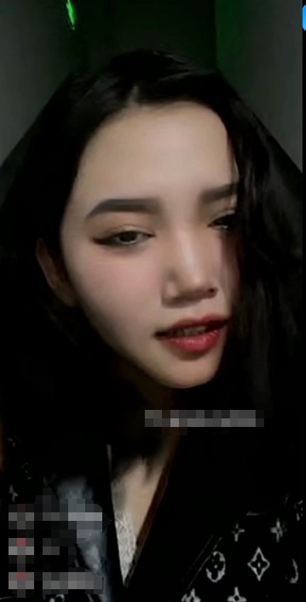 （补）主播-yiduiyi666不知名网红现场直播，小区内散步露出，勾引路人，楼道内深喉1v700mb-福利岛