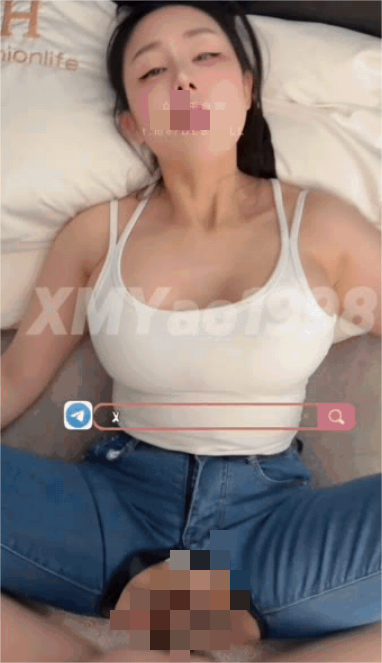 ✨推特性爱大师95后绿帽情侣美腿女王「汐梦瑶」,老公为了升职,将穿着开档牛仔裤的老婆出卖给老板,成为清理别人包皮垢的机器[900M