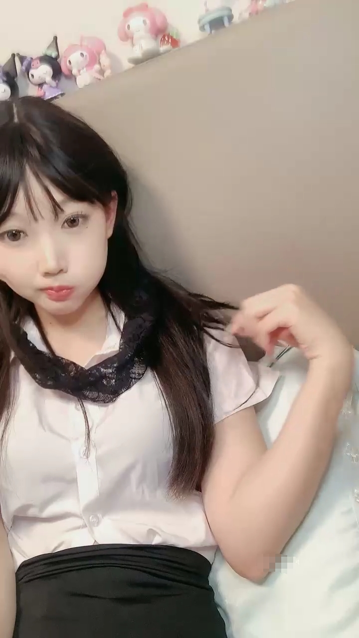 no.885 娇小可爱！露脸的超粉可爱萝莉【闻闻酱】丝袜美腿诱惑，白虎嫩逼好紧！男的每天干她 硬不起来，搞一会又软，美眉超级白嫩 【1V 774MB】-福利岛