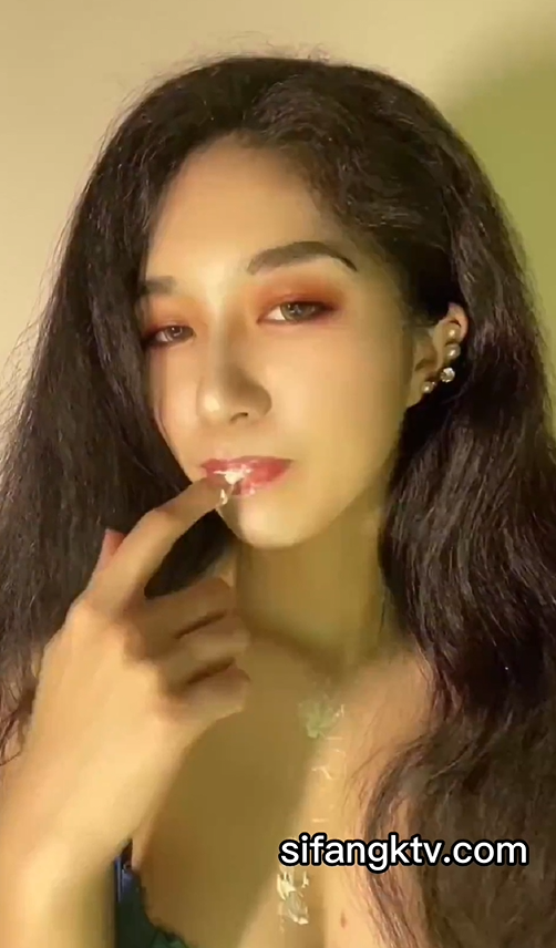 颜值博主【Fantasyuanm】露脸福利 露三点白虎一线天特写 【32V1.2G】