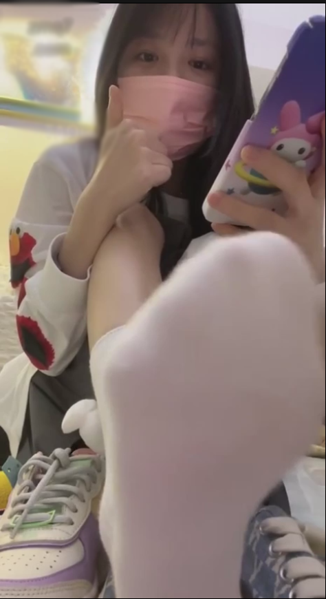 套路直播阿月-秀足棉袜裸足红绿灯羞辱【1V】【633MB百度云】