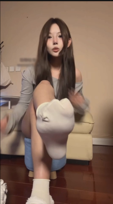 玩物直播丞妈-裸足+白棉袜羞辱寸止【1V】【637MB百度云】