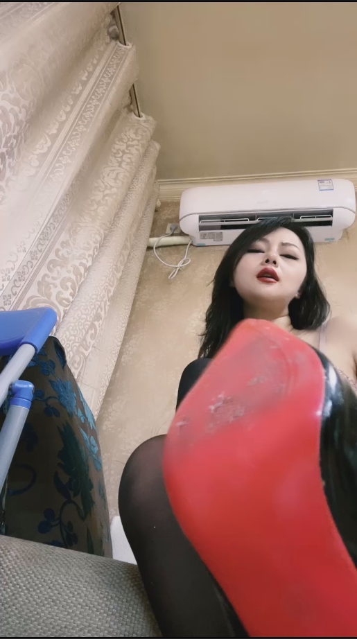 玩物直播艾丝冷-出轨领导的黑丝大奶子娇妻【1V】【351MB百度云】