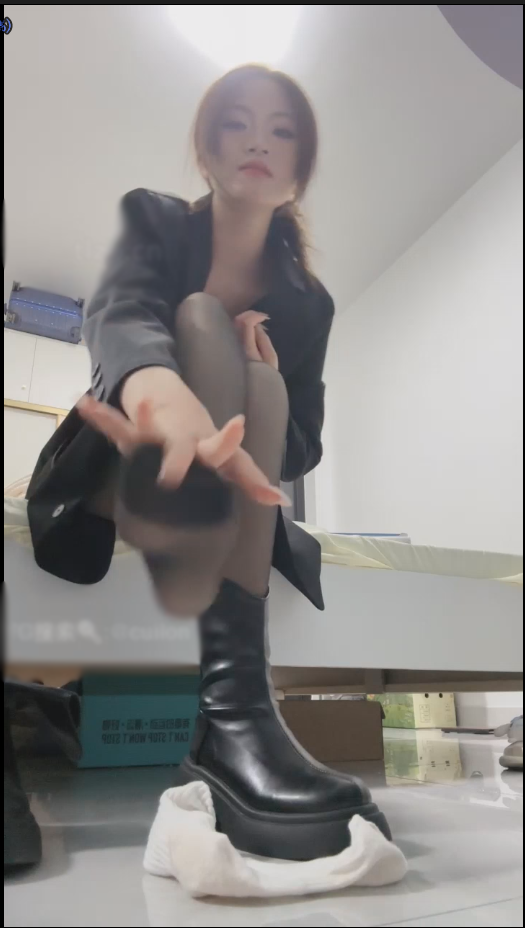 套路直播大一诗诗-靴子第一视角绿帽【1V】【591MB百度云】