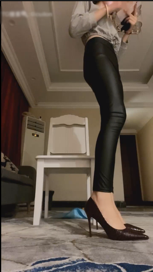 套路直播曼禾-皮裤口水红绿灯【1V】【540MB百度云】