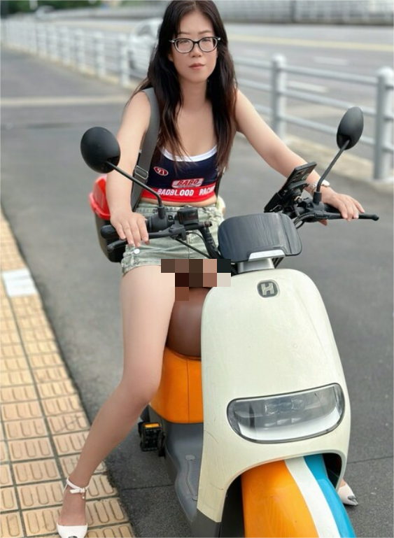 推特大神福利,【东北夫妻在无锡】,露脸,很骚胆子很大,户外露出,约单男,骚逼一天也离不了男人了! 437M