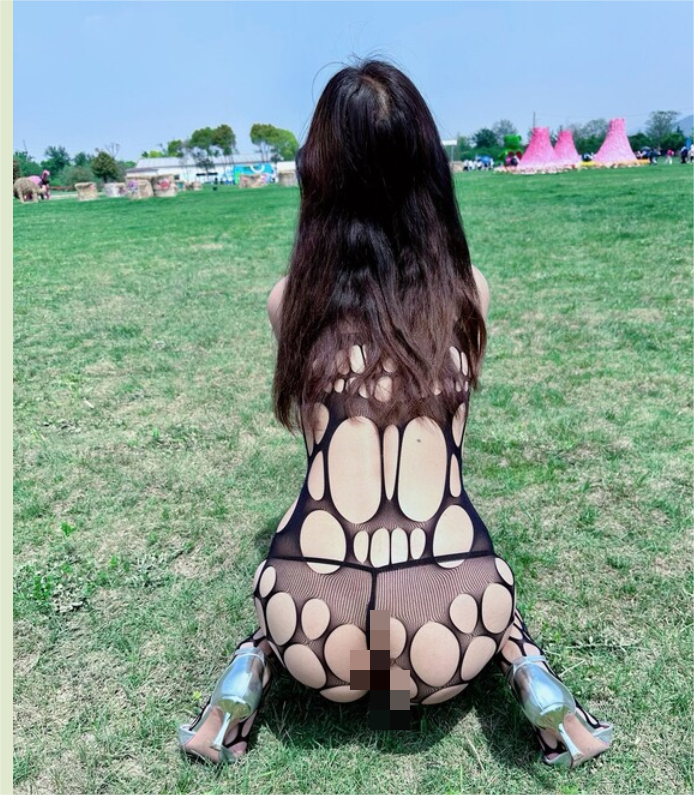 推特大神福利,【东北夫妻在无锡】,露脸,很骚胆子很大,户外露出,约单男,骚逼一天也离不了男人了! 437M