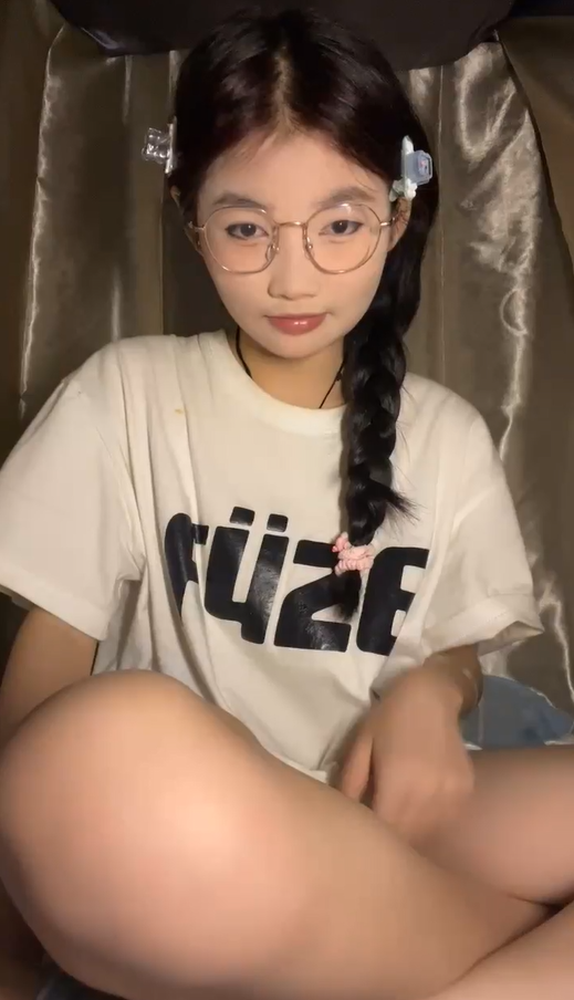 正宗大学生 宿舍偷偷脱光【瑶瑶摇】随着道具的插入,身体不自主的颤抖起来,紧张刺激【5V2.06G】