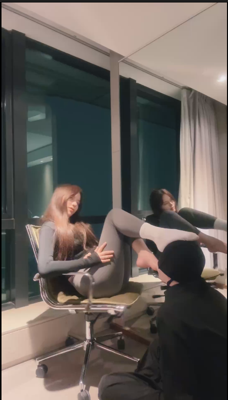 套路直播琪琪大人-瑜伽女神-超浓原味惩罚奴【1V】【736MB百度云】