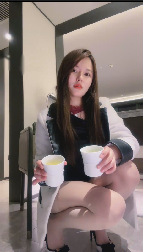 套路直播琪琪大人-跪求圣水舔高跟肉丝美腿胯下辱臭脚捂脸【1V】【679MB百度云】