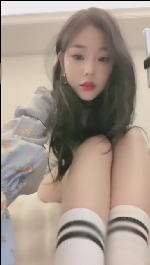 套路直播白桃-回归福利-脏白袜控寸五波溽口口水【1V】【699MB百度云】