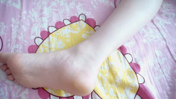 【足控】拿起熟睡老婆的嫩脚玩足交 [1v][1.1G百度盘]