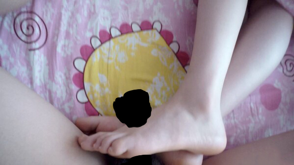 【足控】拿起熟睡老婆的嫩脚玩足交 [1v][1.1G百度盘]