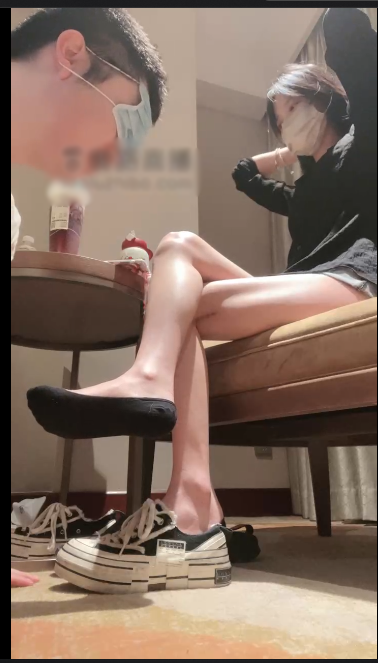 套路直播阿月S- 疯狂闻舔黑色船袜【1V】【931MB百度云】