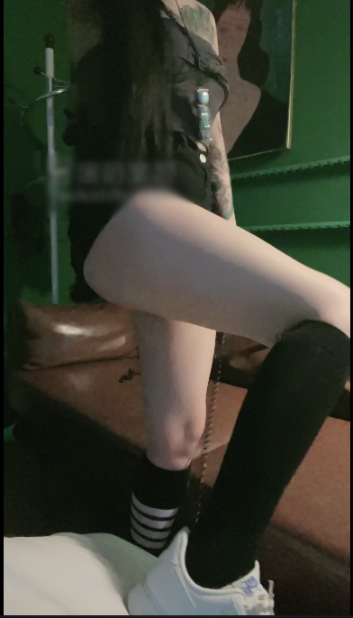 套路直播安晴S-精神小妹过膝袜虐待羞辱+踩踏提档调刚入圈小白狗【2V】【703MB百度云】