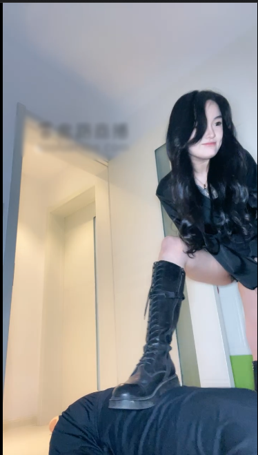 套路直播安晴S-精神小妹过膝袜虐待羞辱+踩踏提档调刚入圈小白狗【2V】【703MB百度云】