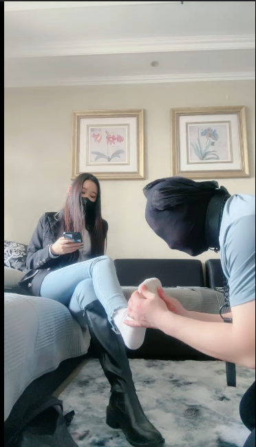 套路直播猫神大人-空姐制服诱惑+马术S溜家奴转胯虐乳闻棉袜【2V】【540MB百度云】