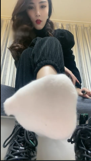 套路直播萱萱-新的脚奴+棉袜羞辱+狗虐+肉丝红绿灯【4V】【1.17G百度云】