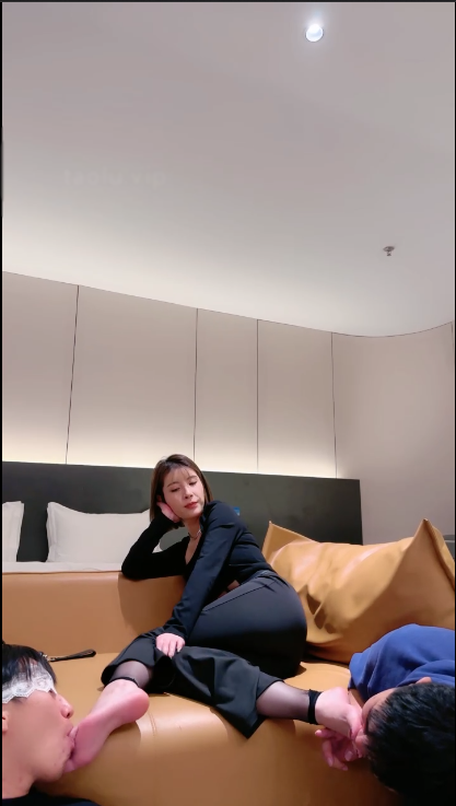 套路直播简一S-白领高跟黑丝-骑马人肉坐垫鞭打踩踏【1V】【647MB百度云】