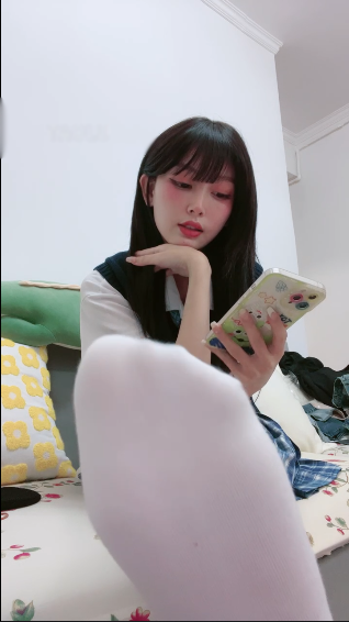 套路直播吃一口甜心-控制游戏jk白+梨花诗-裸腿高跟旗袍灯【2V】【879MB百度云】