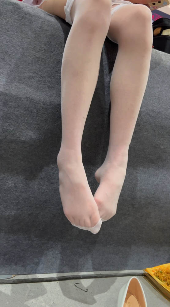 足控狂喜，身材长相极品的COS，湿臭白丝袜脚趾【1V】【3.81G百度云】