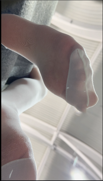 足控狂喜，身材长相极品的COS，湿臭白丝袜脚趾【1V】【3.81G百度云】