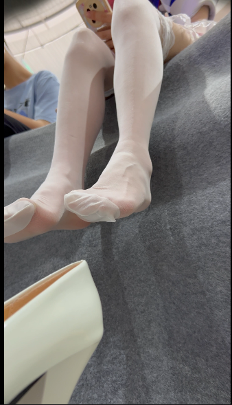 足控狂喜，身材长相极品的COS，湿臭白丝袜脚趾【1V】【3.81G百度云】