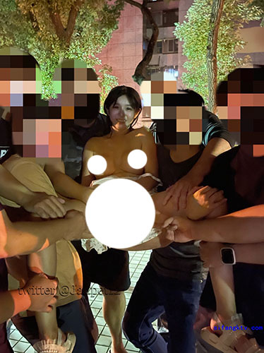 这妹子太纯了！看上去是个完全的乖乖女【乖得像只小兔子】居然搞多人运动，被5个男人轮操，反差极大！[630M]