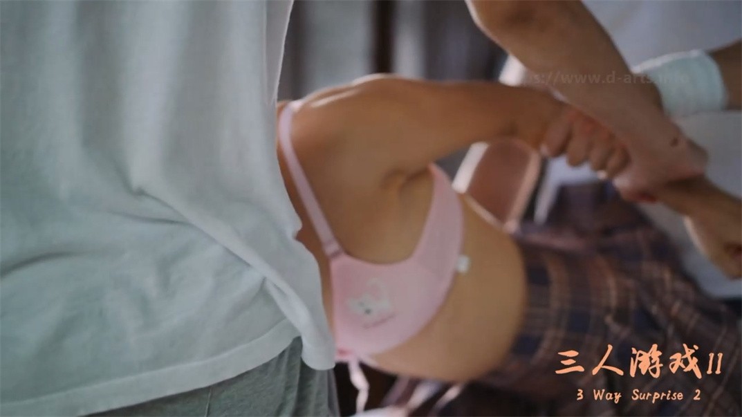 《尾行》猥琐男尾行清纯美少女 林间小路干晕直接就给操了[488M]