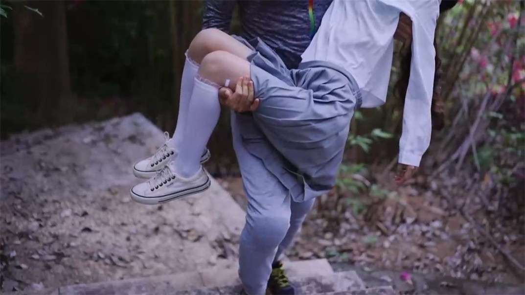 《尾行》猥琐男尾行清纯美少女 林间小路干晕直接就给操了[488M]